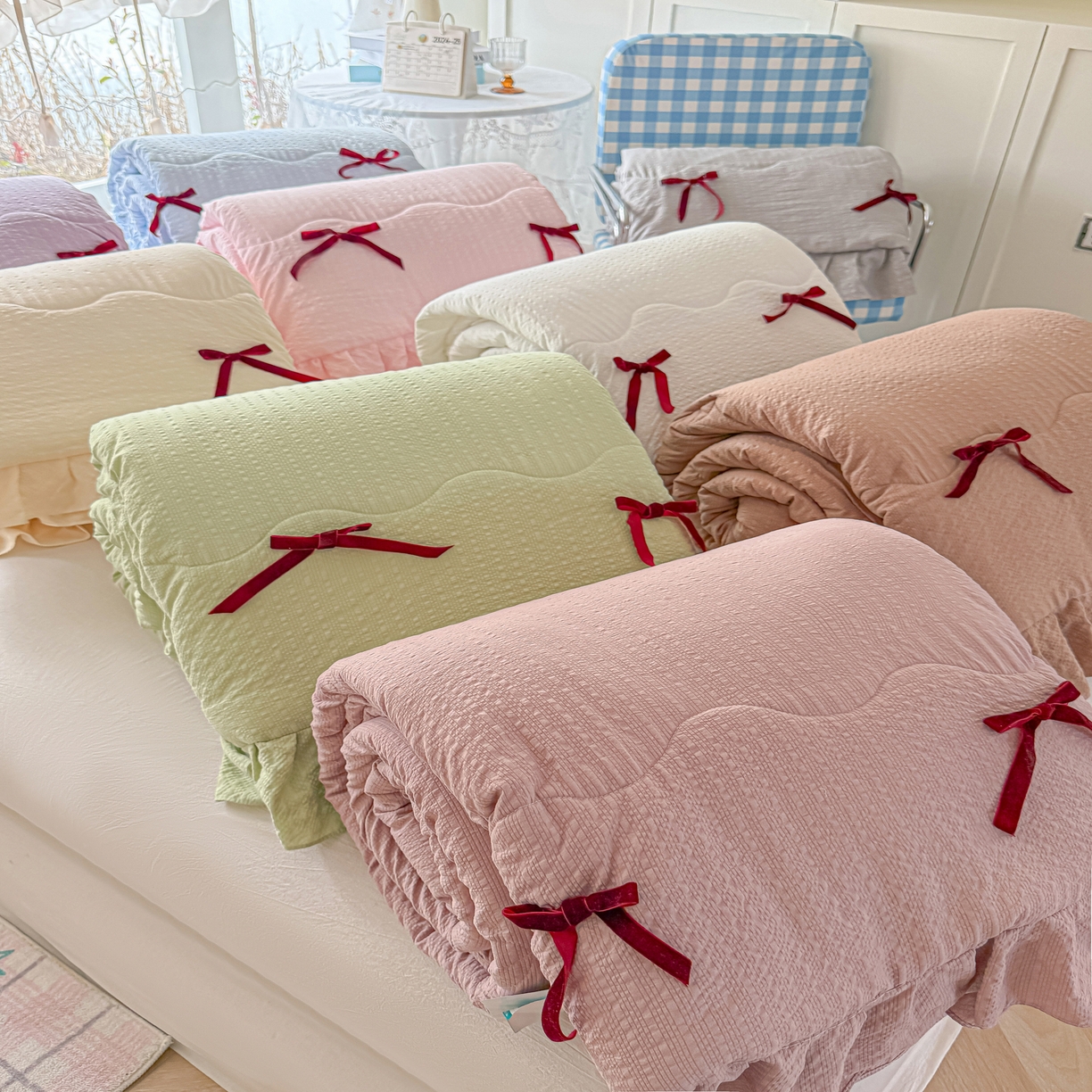 91家纺网 家纺一手货源 找家纺 爱彼家纺 2026新款纯色花边蝴蝶结夏被空调被夏凉被 组合图仅供参考不可下单