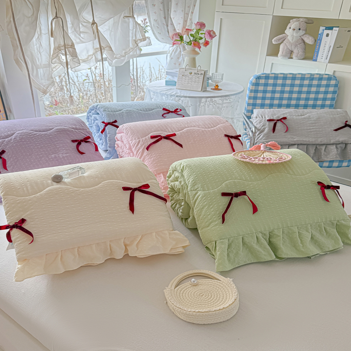 91家纺网 家纺一手货源 找家纺 爱彼家纺 2026新款纯色花边蝴蝶结夏被空调被夏凉被 组合图仅供参考不可下单