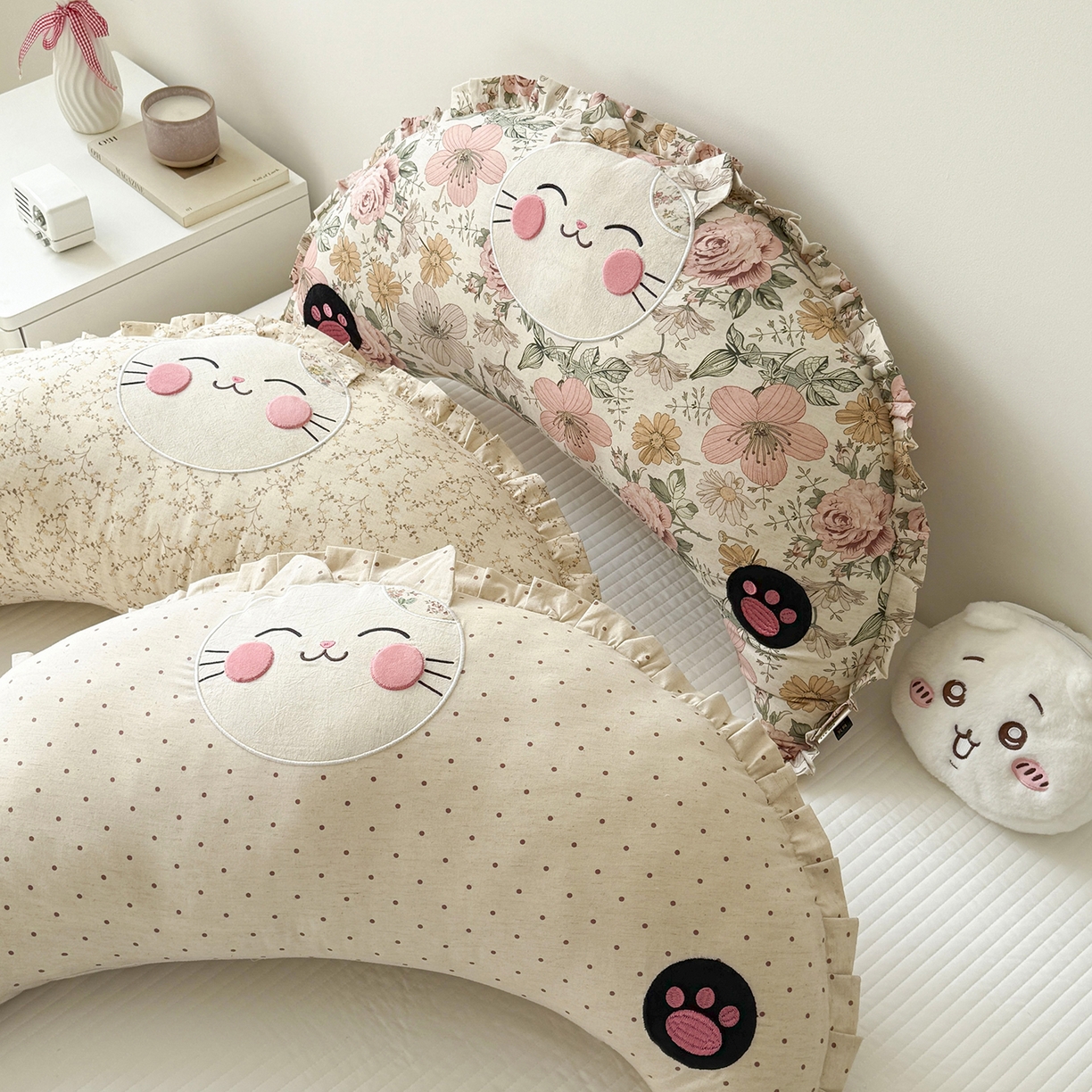 91家纺网 家纺一手货源 找家纺 蔻眠 多功能月亮猫棉麻大抱枕靠枕卡通枕芯异形枕头 主图