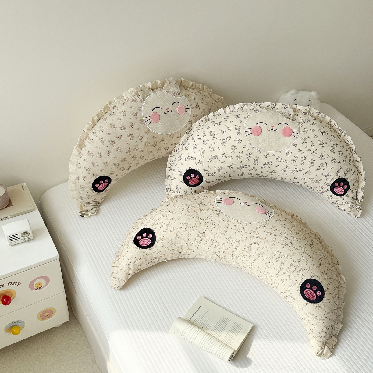 91家纺网 家纺一手货源 找家纺 蔻眠 多功能月亮猫棉麻大抱枕靠枕卡通枕芯异形枕头 主图