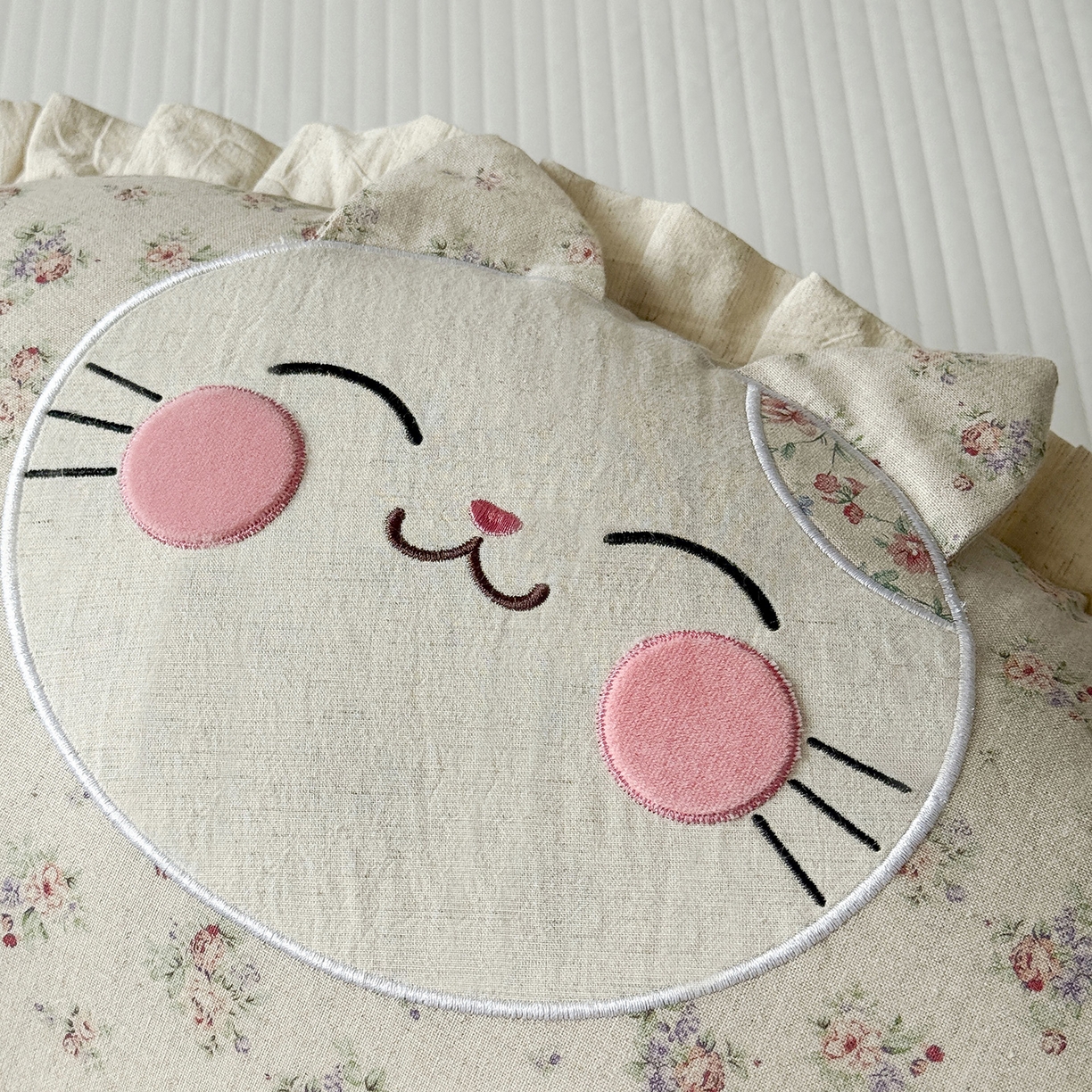 91家纺网 家纺一手货源 找家纺 蔻眠 多功能月亮猫棉麻大抱枕靠枕卡通枕芯异形枕头 月亮猫-花语