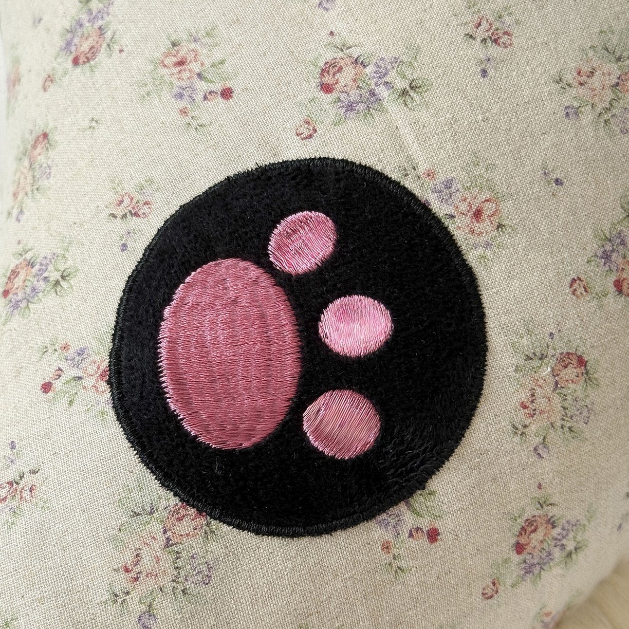 91家纺网 家纺一手货源 找家纺 蔻眠 多功能月亮猫棉麻大抱枕靠枕卡通枕芯异形枕头 月亮猫-花语