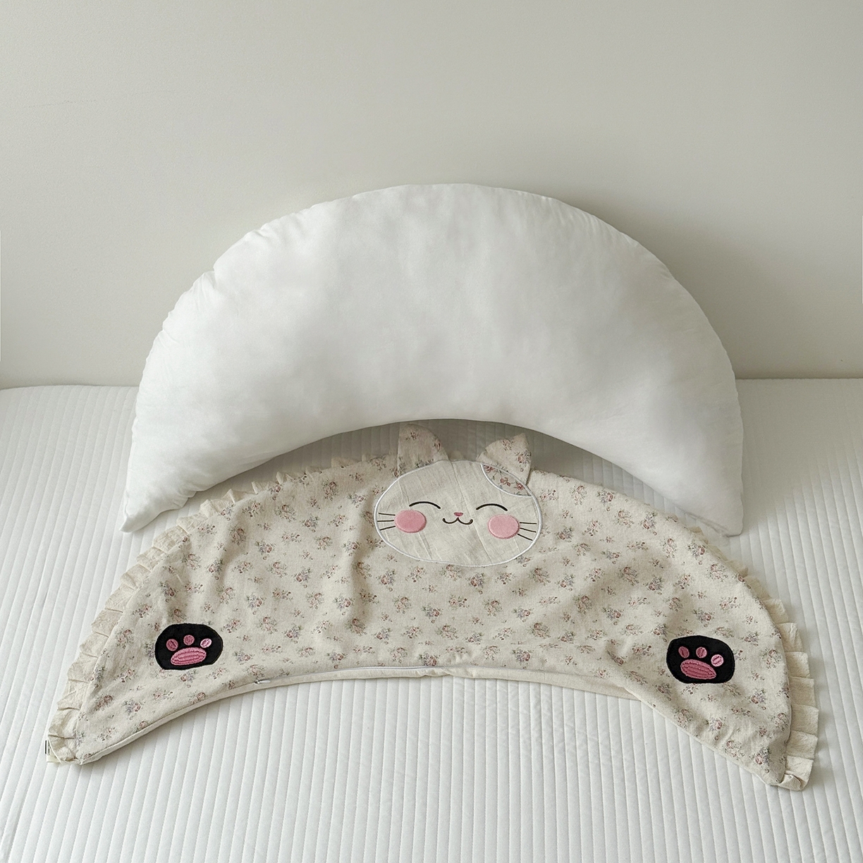 91家纺网 家纺一手货源 找家纺 蔻眠 多功能月亮猫棉麻大抱枕靠枕卡通枕芯异形枕头 月亮猫-花语