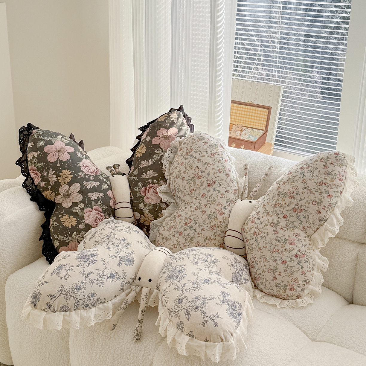 （总）蔻眠 花边款棉麻刺绣蝴蝶抱枕靠枕异型枕芯