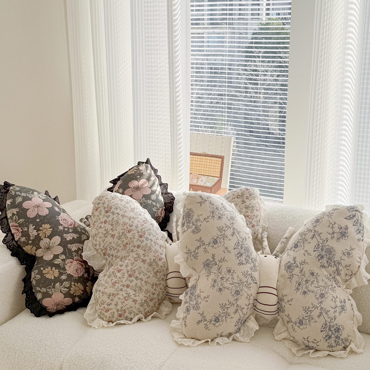 91家纺网 家纺一手货源 找家纺 （总）蔻眠 花边款棉麻刺绣蝴蝶抱枕靠枕异型枕芯