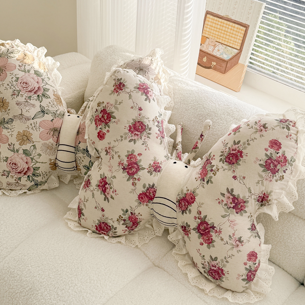 91家纺网 家纺一手货源 找家纺 （总）蔻眠 花边款棉麻刺绣蝴蝶抱枕靠枕异型枕芯