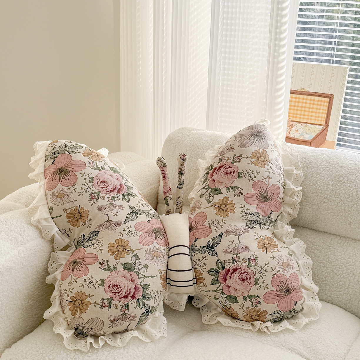91家纺网 家纺一手货源 找家纺 蔻眠 花边款棉麻刺绣蝴蝶抱枕靠枕异型枕芯 奶白蔷薇