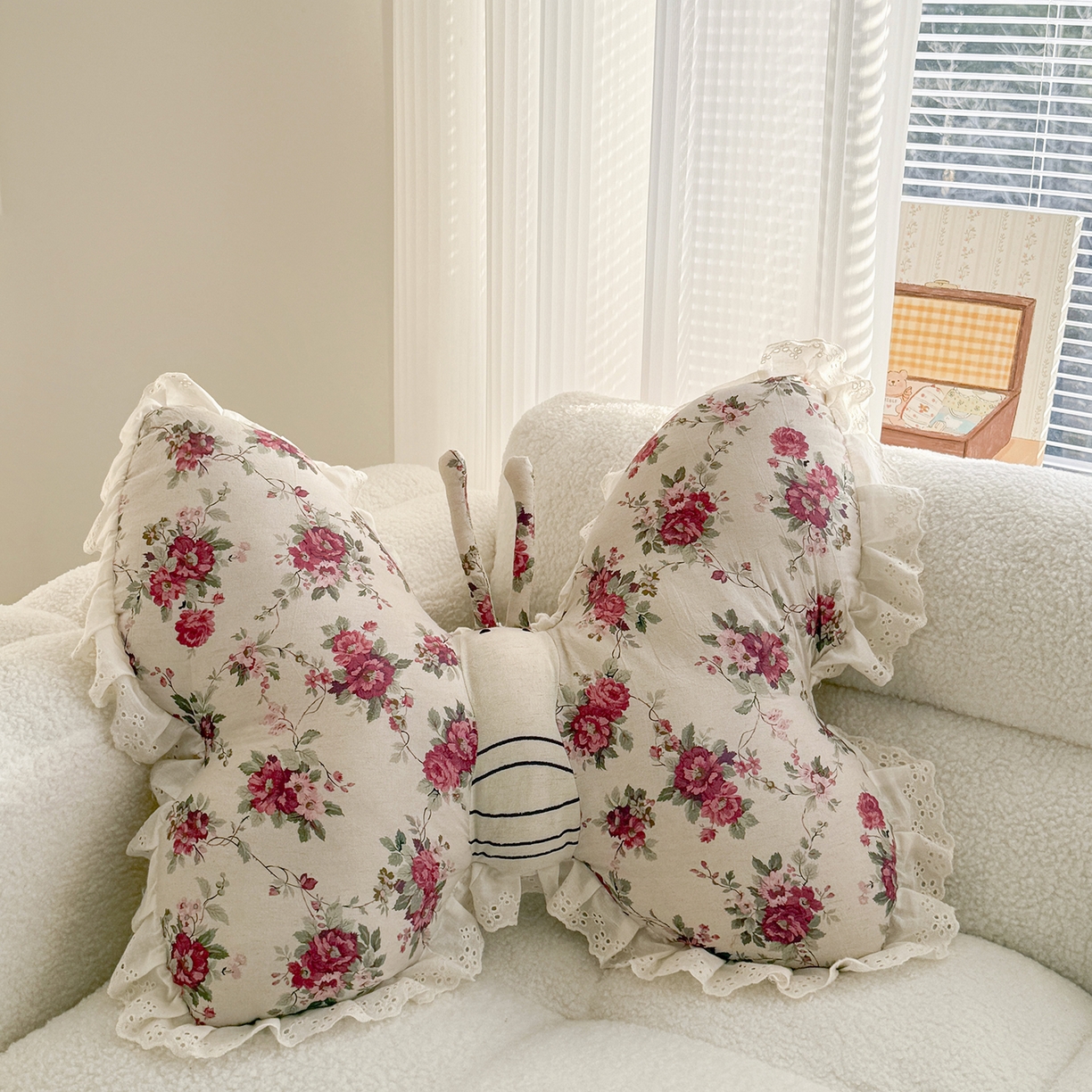 91家纺网 家纺一手货源 找家纺 （总）蔻眠 花边款棉麻刺绣蝴蝶抱枕靠枕异型枕芯