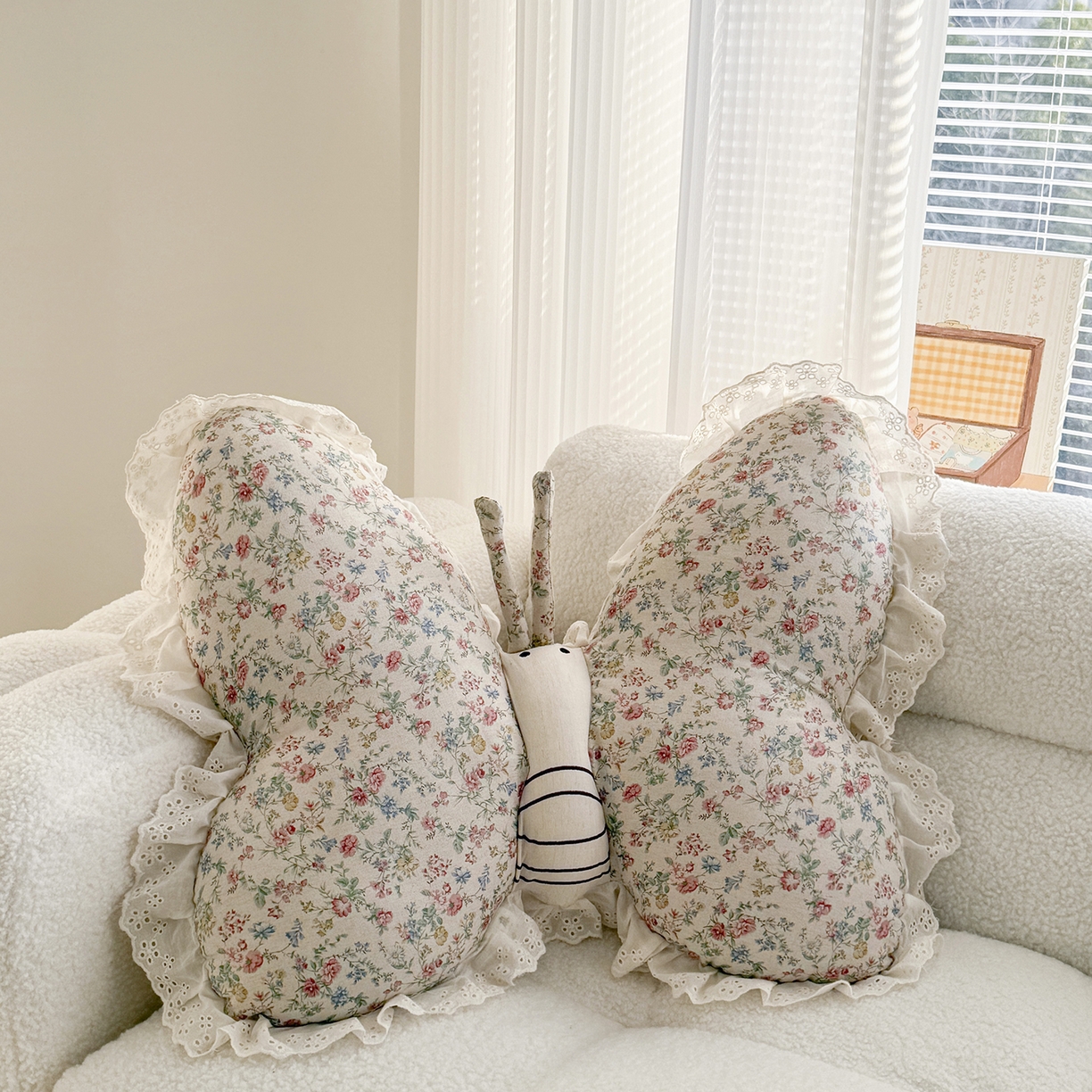 91家纺网 家纺一手货源 找家纺 蔻眠 花边款棉麻刺绣蝴蝶抱枕靠枕异型枕芯 春日繁花