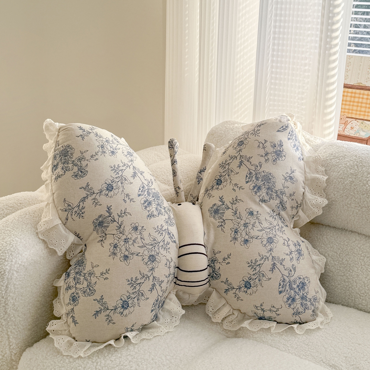 91家纺网 家纺一手货源 找家纺 蔻眠 花边款棉麻刺绣蝴蝶抱枕靠枕异型枕芯 青瓷花语