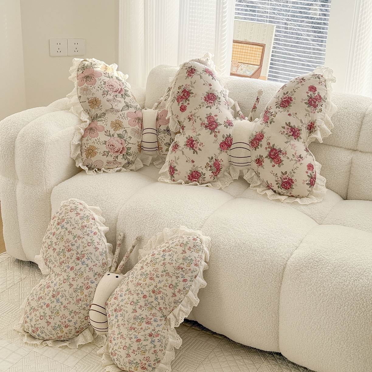 91家纺网 家纺一手货源 找家纺 蔻眠 花边款棉麻刺绣蝴蝶抱枕靠枕异型枕芯 主图