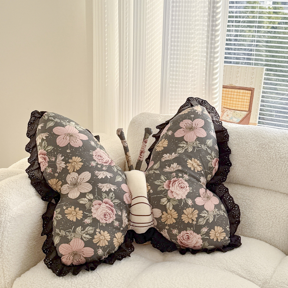 蔻眠 花边款棉麻刺绣蝴蝶抱枕靠枕异型枕芯 黑桃粉漾