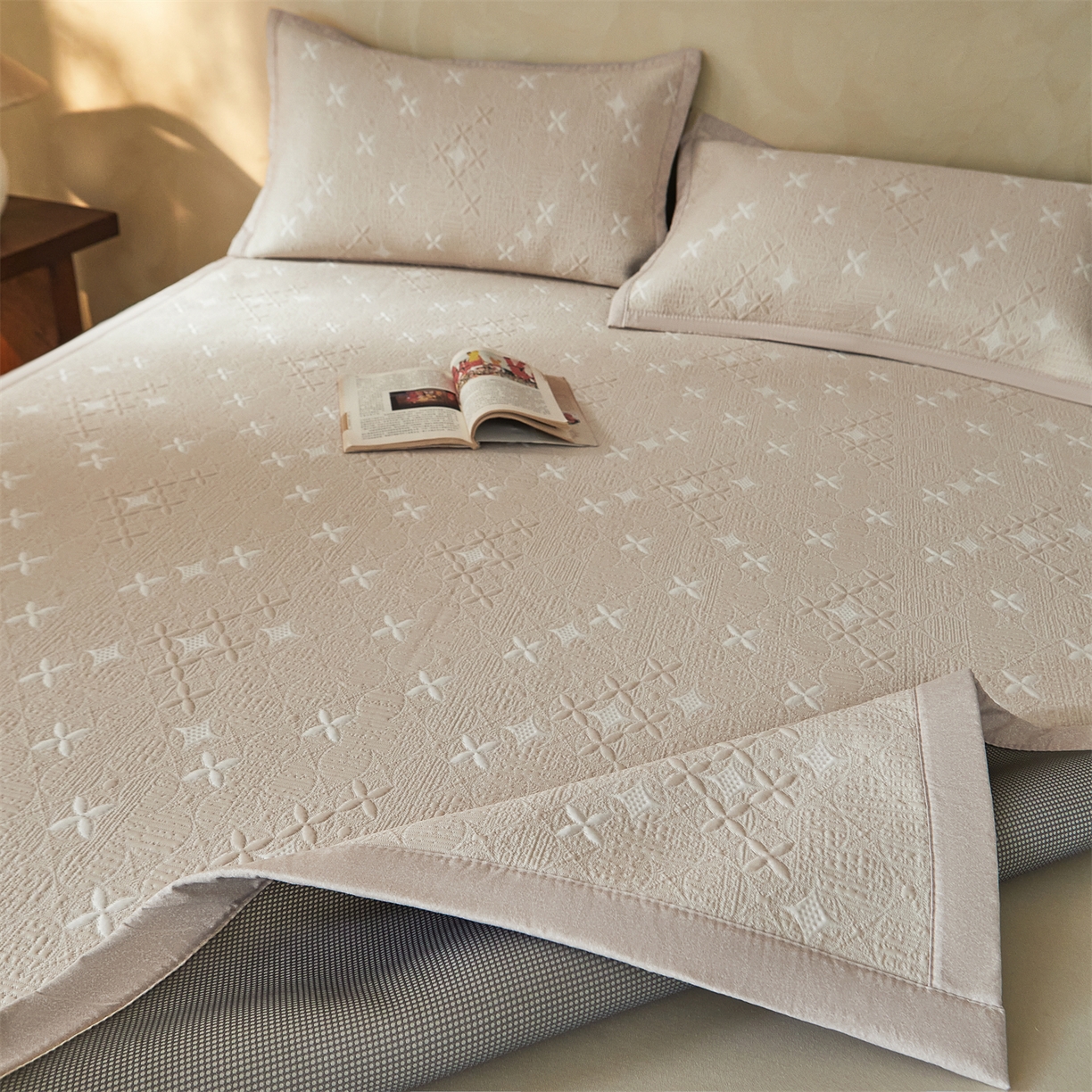 91家纺网 家纺一手货源 找家纺 慕木家纺 2026新款冰豆豆满天星凉席床笠席子凉席 床席款-满天星-卡其