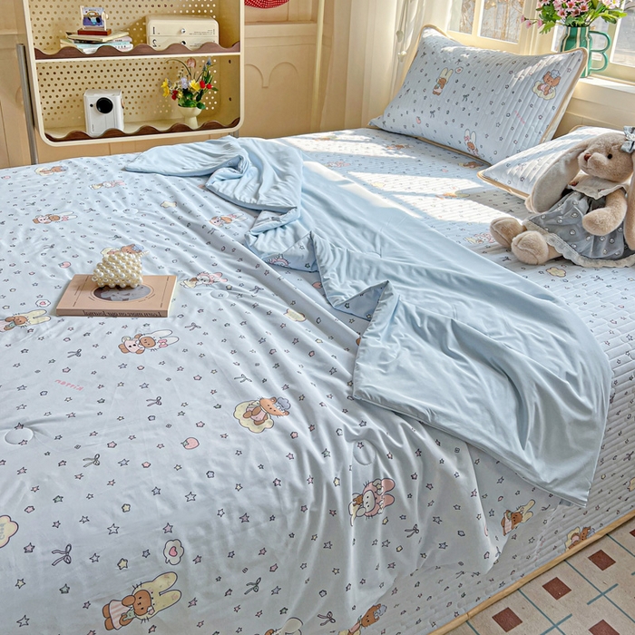 91家纺网 家纺一手货源 找家纺 卡普家居 2026新款A类锦氨凉感印花夏被床盖床单款四件套 萌兔星愿