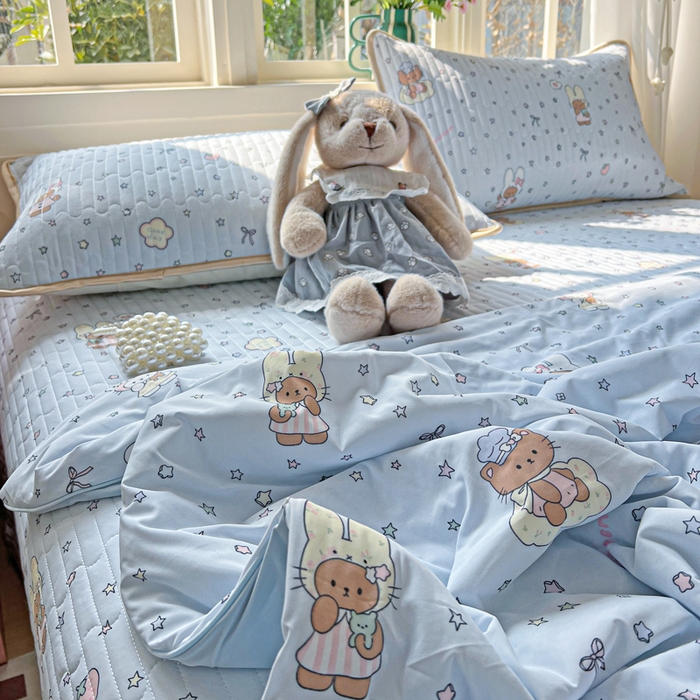 91家纺网 家纺一手货源 找家纺 卡普家居 2026新款A类锦氨凉感印花夏被床盖床单款四件套 萌兔星愿