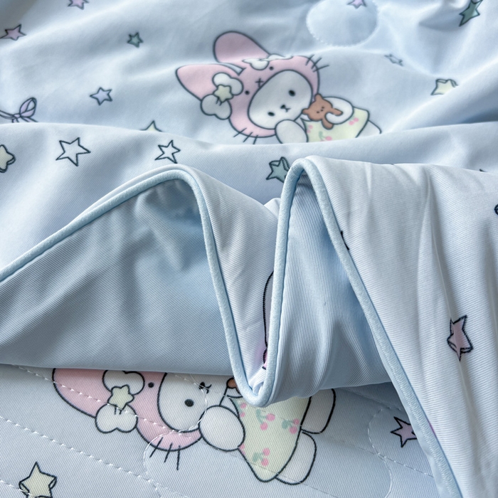 91家纺网 家纺一手货源 找家纺 卡普家居 2026新款A类锦氨凉感印花夏被床盖床单款四件套 萌兔星愿