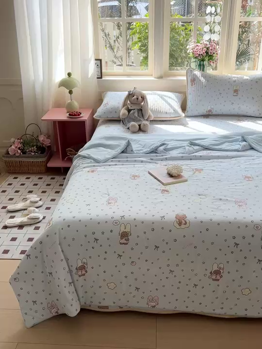 91家纺网 家纺一手货源 找家纺 卡普家居 2026新款A类锦氨凉感印花夏被床盖床单款四件套 萌兔星愿