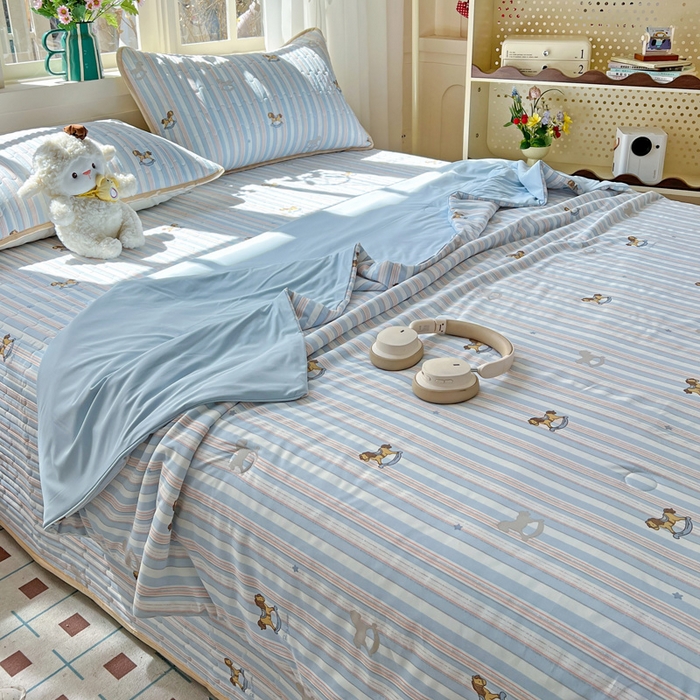 91家纺网 家纺一手货源 找家纺 卡普家居 2026新款A类锦氨凉感印花夏被床盖床单款四件套 木马童话