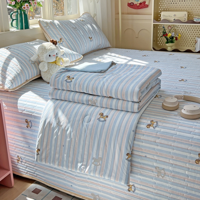 91家纺网 家纺一手货源 找家纺 卡普家居 2026新款A类锦氨凉感印花夏被床盖床单款四件套 木马童话