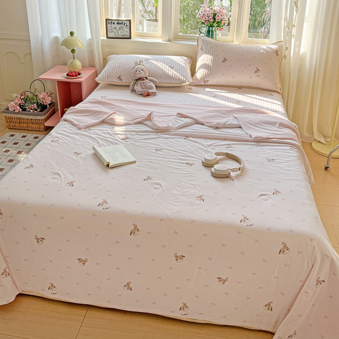 91家纺网 家纺一手货源 找家纺 卡普家居 2026新款A类锦氨凉感印花夏被床盖床单款四件套 奶粉修勾