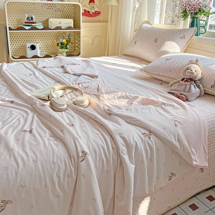 91家纺网 家纺一手货源 找家纺 卡普家居 2026新款A类锦氨凉感印花夏被床盖床单款四件套 奶粉修勾