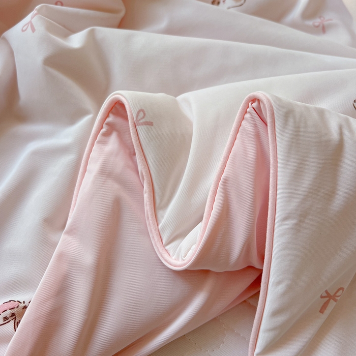 91家纺网 家纺一手货源 找家纺 卡普家居 2026新款A类锦氨凉感印花夏被床盖床单款四件套 奶粉修勾