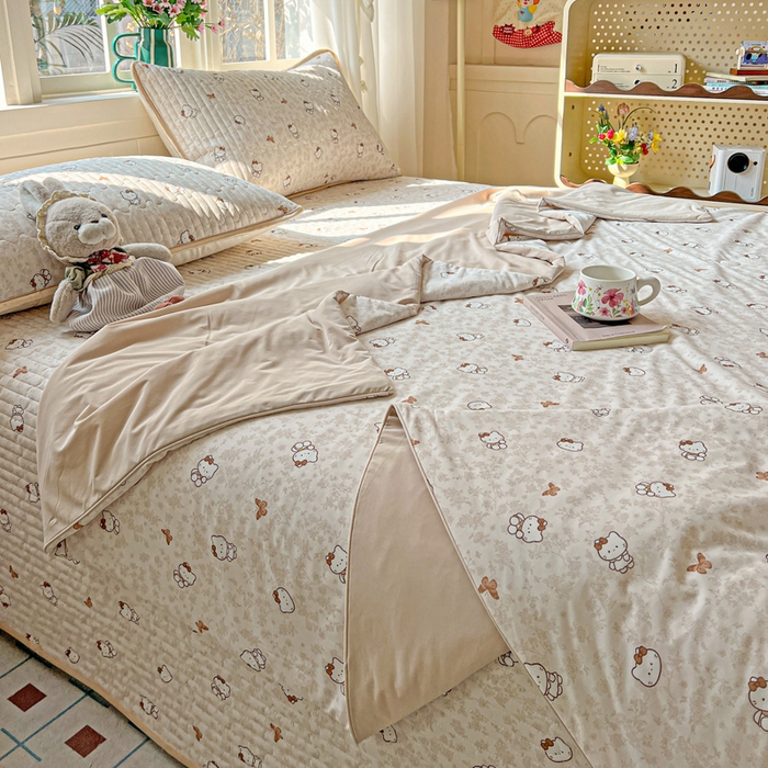 91家纺网 家纺一手货源 找家纺 卡普家居 2026新款A类锦氨凉感印花夏被床盖床单款四件套 奶盖Kitty