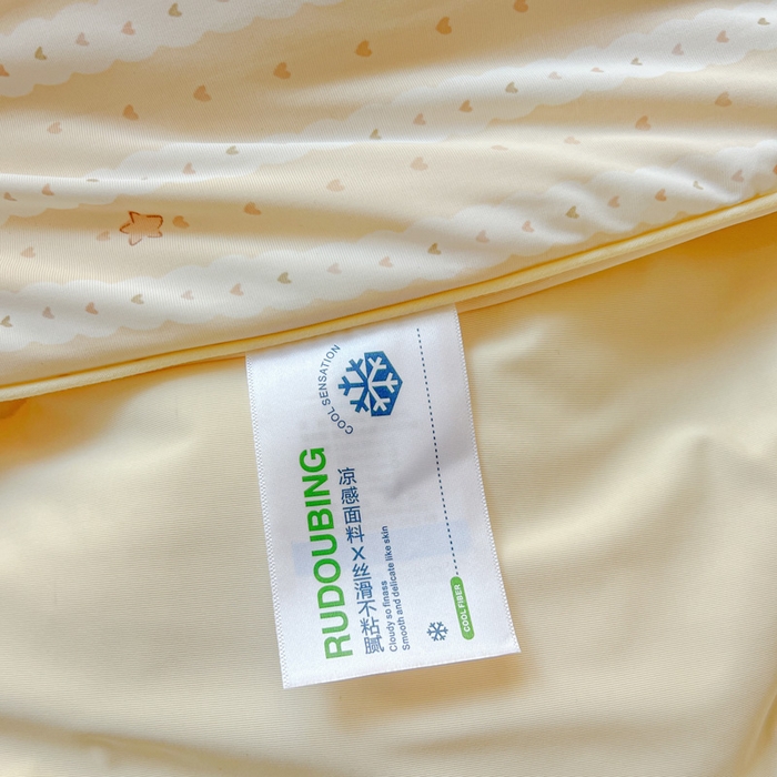 91家纺网 家纺一手货源 找家纺 卡普家居 2026新款A类锦氨凉感印花夏被床盖床单款四件套 奶黄泰迪