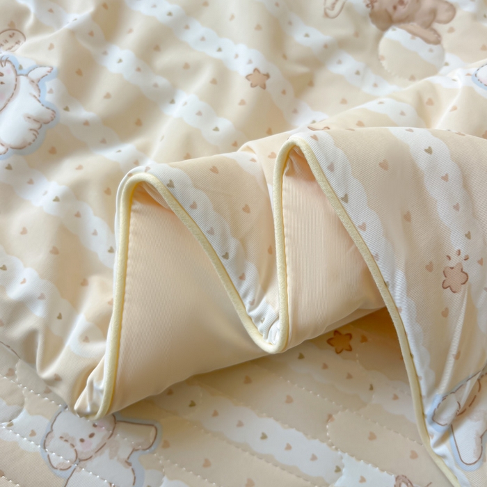 91家纺网 家纺一手货源 找家纺 卡普家居 2026新款A类锦氨凉感印花夏被床盖床单款四件套 奶黄泰迪