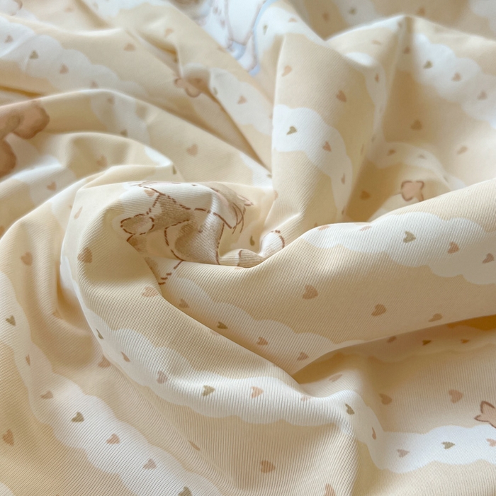 91家纺网 家纺一手货源 找家纺 卡普家居 2026新款A类锦氨凉感印花夏被床盖床单款四件套 奶黄泰迪