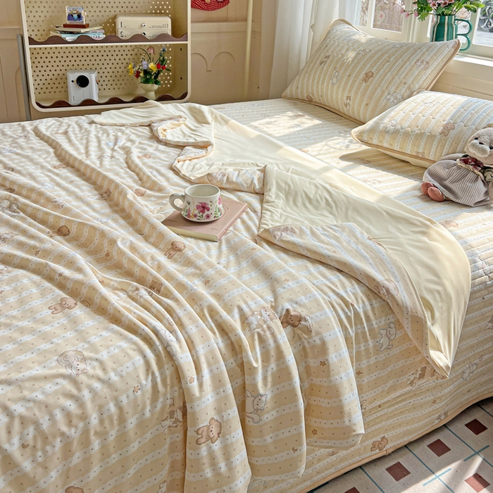 91家纺网 家纺一手货源 找家纺 卡普家居 2026新款A类锦氨凉感印花夏被床盖床单款四件套 奶黄泰迪