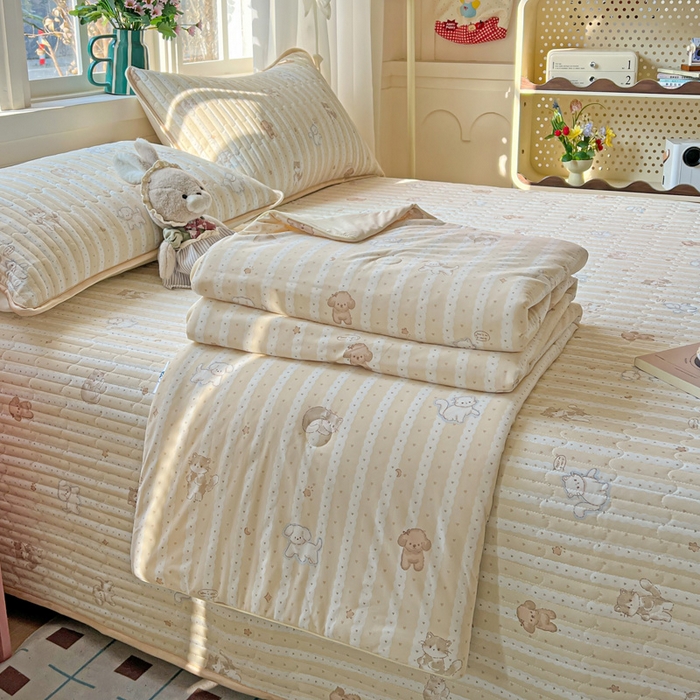 91家纺网 家纺一手货源 找家纺 卡普家居 2026新款A类锦氨凉感印花夏被床盖床单款四件套 奶黄泰迪