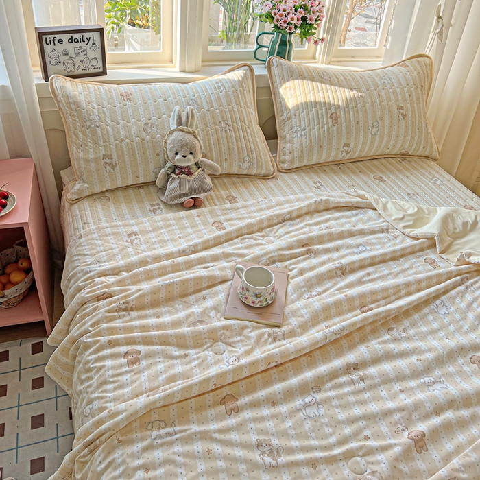 91家纺网 家纺一手货源 找家纺 卡普家居 2026新款A类锦氨凉感印花夏被床盖床单款四件套 奶黄泰迪