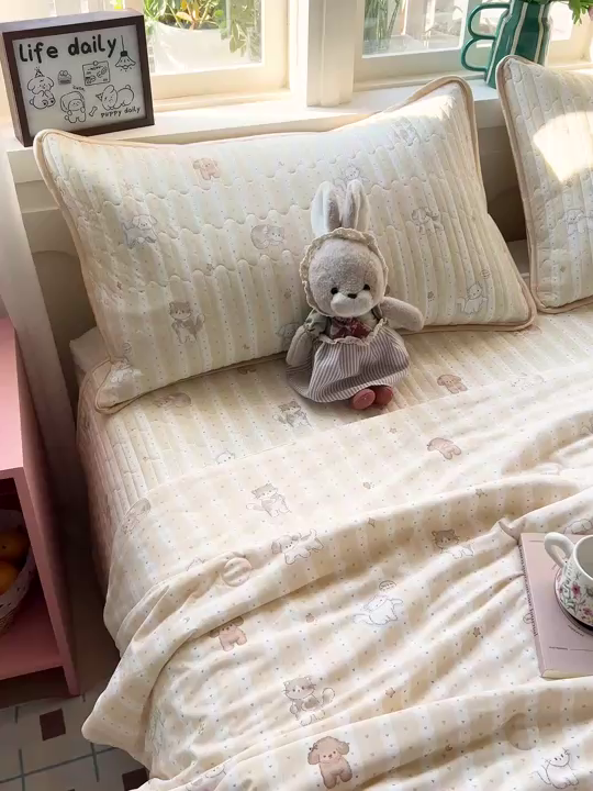 91家纺网 家纺一手货源 找家纺 卡普家居 2026新款A类锦氨凉感印花夏被床盖床单款四件套 奶黄泰迪