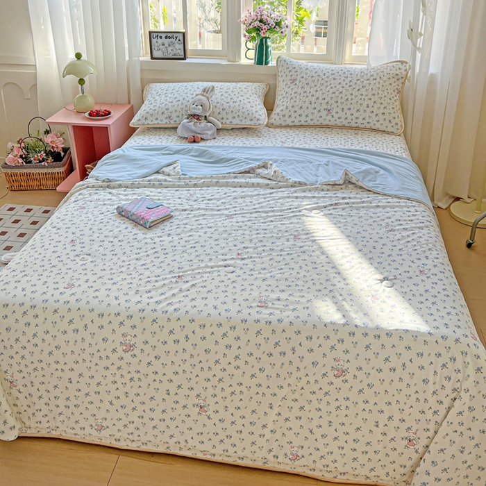 91家纺网 家纺一手货源 找家纺 卡普家居 2026新款A类锦氨凉感印花夏被床盖床单款四件套 奶油兰花束