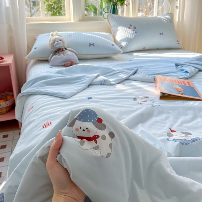 91家纺网 家纺一手货源 找家纺 卡普家居 2026新款A类锦氨凉感印花夏被床盖床单款四件套 帕恰狗