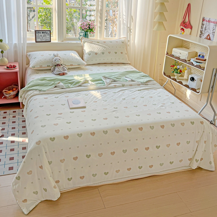 91家纺网 家纺一手货源 找家纺 卡普家居 2026新款A类锦氨凉感印花夏被床盖床单款四件套 青提奶冻