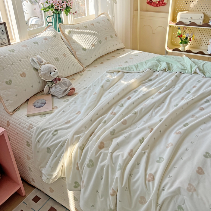 91家纺网 家纺一手货源 找家纺 卡普家居 2026新款A类锦氨凉感印花夏被床盖床单款四件套 青提奶冻