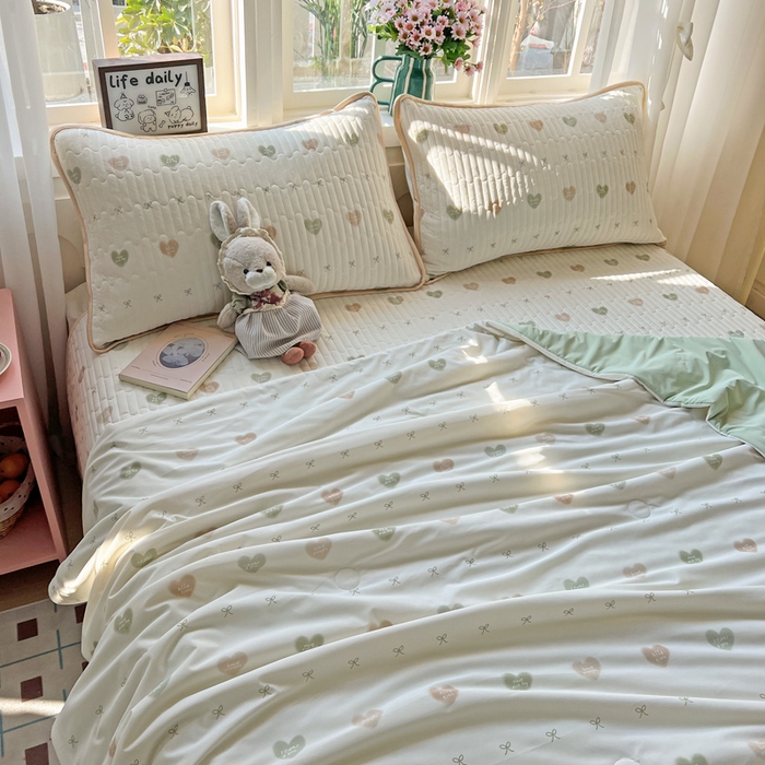 91家纺网 家纺一手货源 找家纺 卡普家居 2026新款A类锦氨凉感印花夏被床盖床单款四件套 青提奶冻