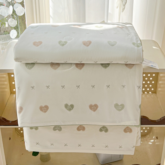 91家纺网 家纺一手货源 找家纺 卡普家居 2026新款A类锦氨凉感印花夏被床盖床单款四件套 青提奶冻