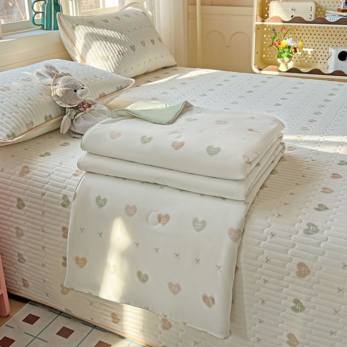 91家纺网 家纺一手货源 找家纺 卡普家居 2026新款A类锦氨凉感印花夏被床盖床单款四件套 青提奶冻