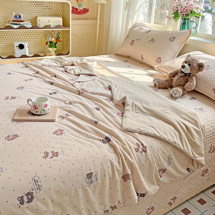 91家纺网 家纺一手货源 找家纺 卡普家居 2026新款A类锦氨凉感印花夏被床盖床单款四件套 软糖小熊