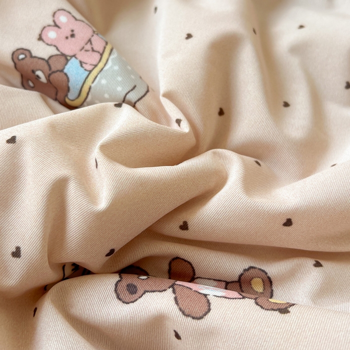 91家纺网 家纺一手货源 找家纺 卡普家居 2026新款A类锦氨凉感印花夏被床盖床单款四件套 软糖小熊