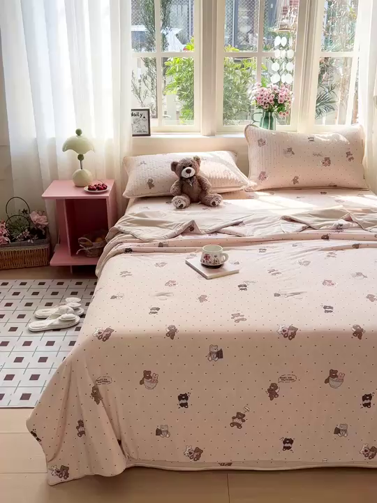 91家纺网 家纺一手货源 找家纺 卡普家居 2026新款A类锦氨凉感印花夏被床盖床单款四件套 软糖小熊