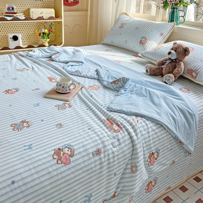 91家纺网 家纺一手货源 找家纺 卡普家居 2026新款A类锦氨凉感印花夏被床盖床单款四件套 条纹熊