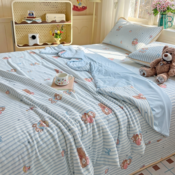 91家纺网 家纺一手货源 找家纺 卡普家居 2026新款A类锦氨凉感印花夏被床盖床单款四件套 条纹熊