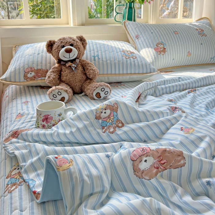 91家纺网 家纺一手货源 找家纺 卡普家居 2026新款A类锦氨凉感印花夏被床盖床单款四件套 条纹熊