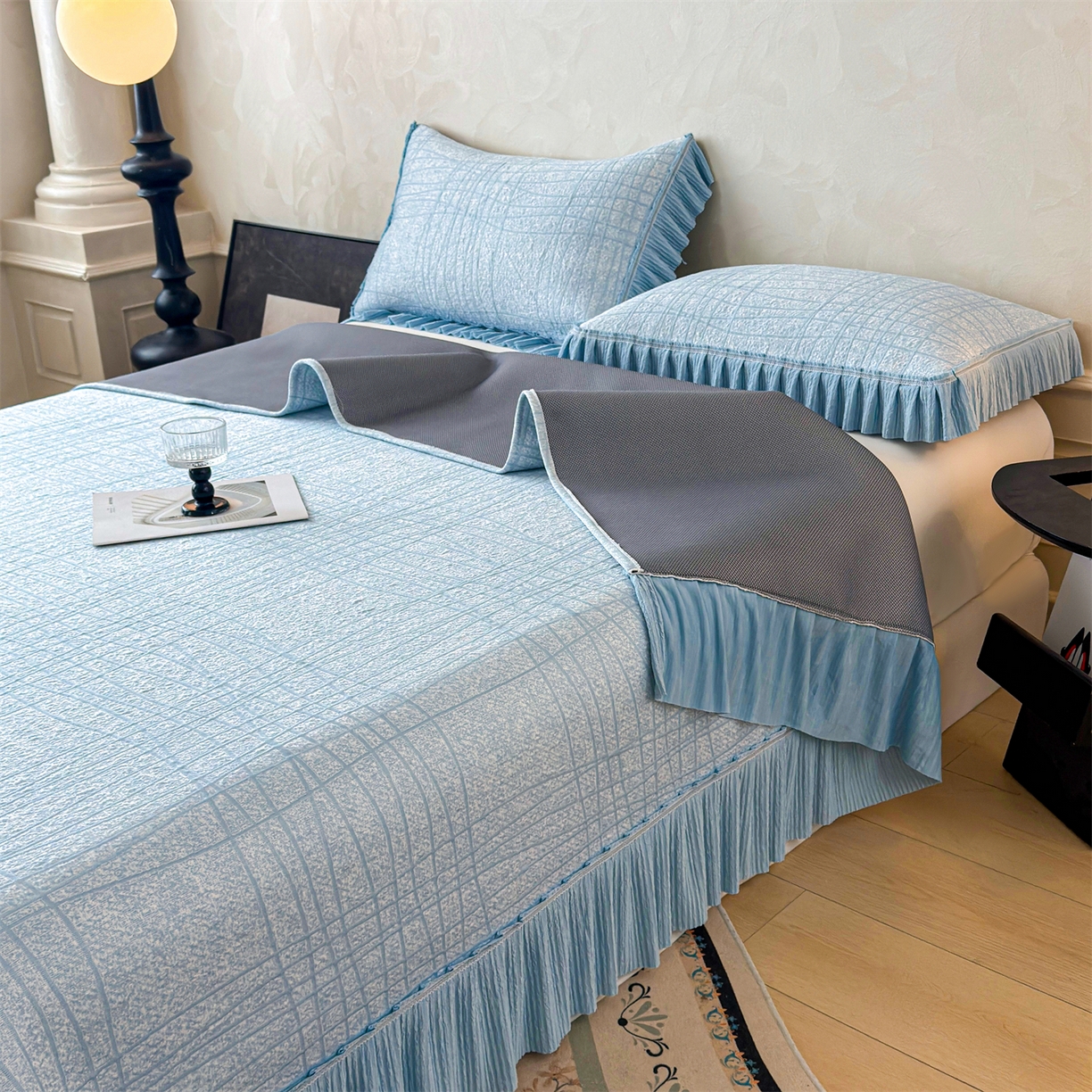 91家纺网 家纺一手货源 找家纺 慕木家纺 2026新款满天星系列冰豆豆凉席(三明治复合)乙纶面料 罗马曲线-蓝