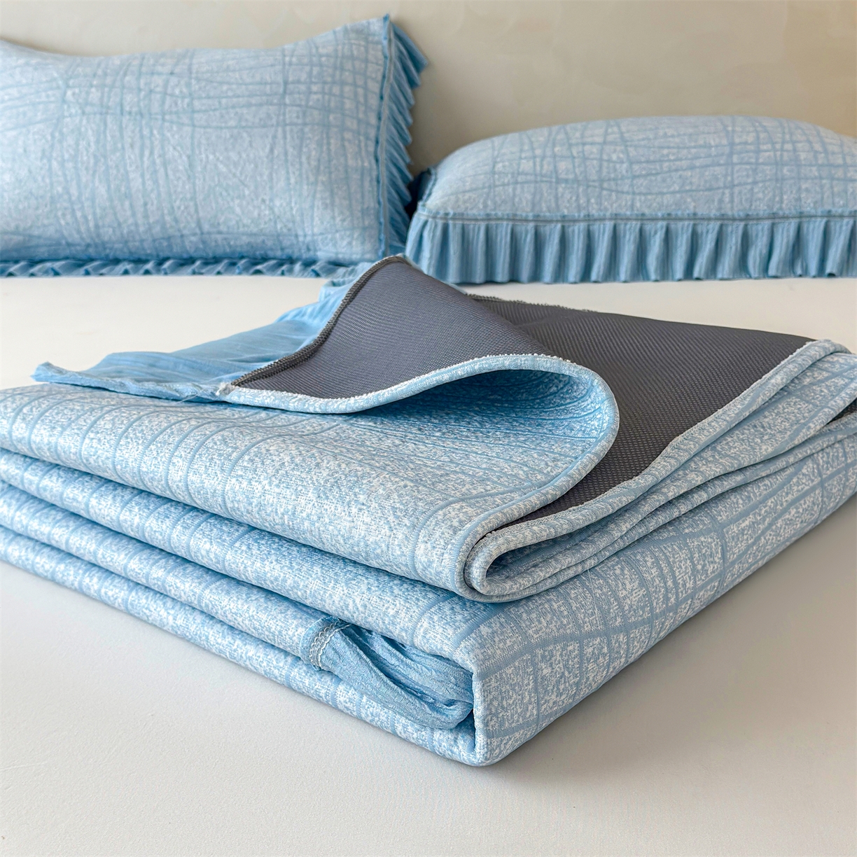 91家纺网 家纺一手货源 找家纺 慕木家纺 2026新款满天星系列冰豆豆凉席(三明治复合)乙纶面料 罗马曲线-蓝