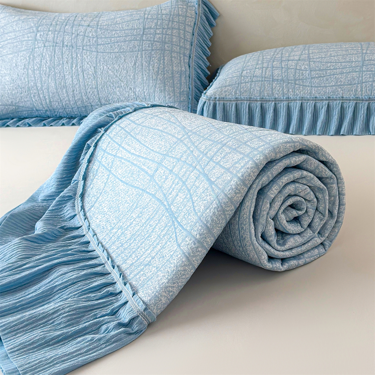 91家纺网 家纺一手货源 找家纺 慕木家纺 2026新款满天星系列冰豆豆凉席(三明治复合)乙纶面料 罗马曲线-蓝